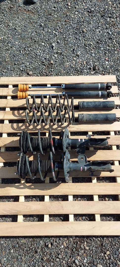 30プリウス純正サスペンションキット(ショックアブソーバー、スプリング)