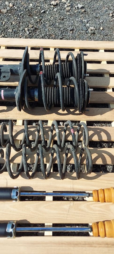 30プリウス純正サスペンションキット(ショックアブソーバー、スプリング)