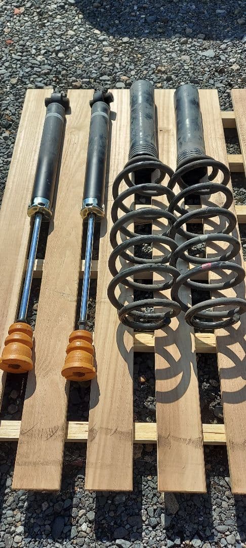 30プリウス純正サスペンションキット(ショックアブソーバー、スプリング)