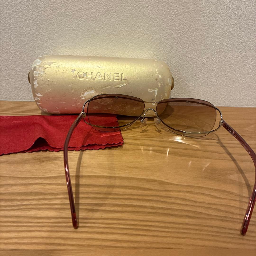 CHANEL レッドフレーム サングラス
