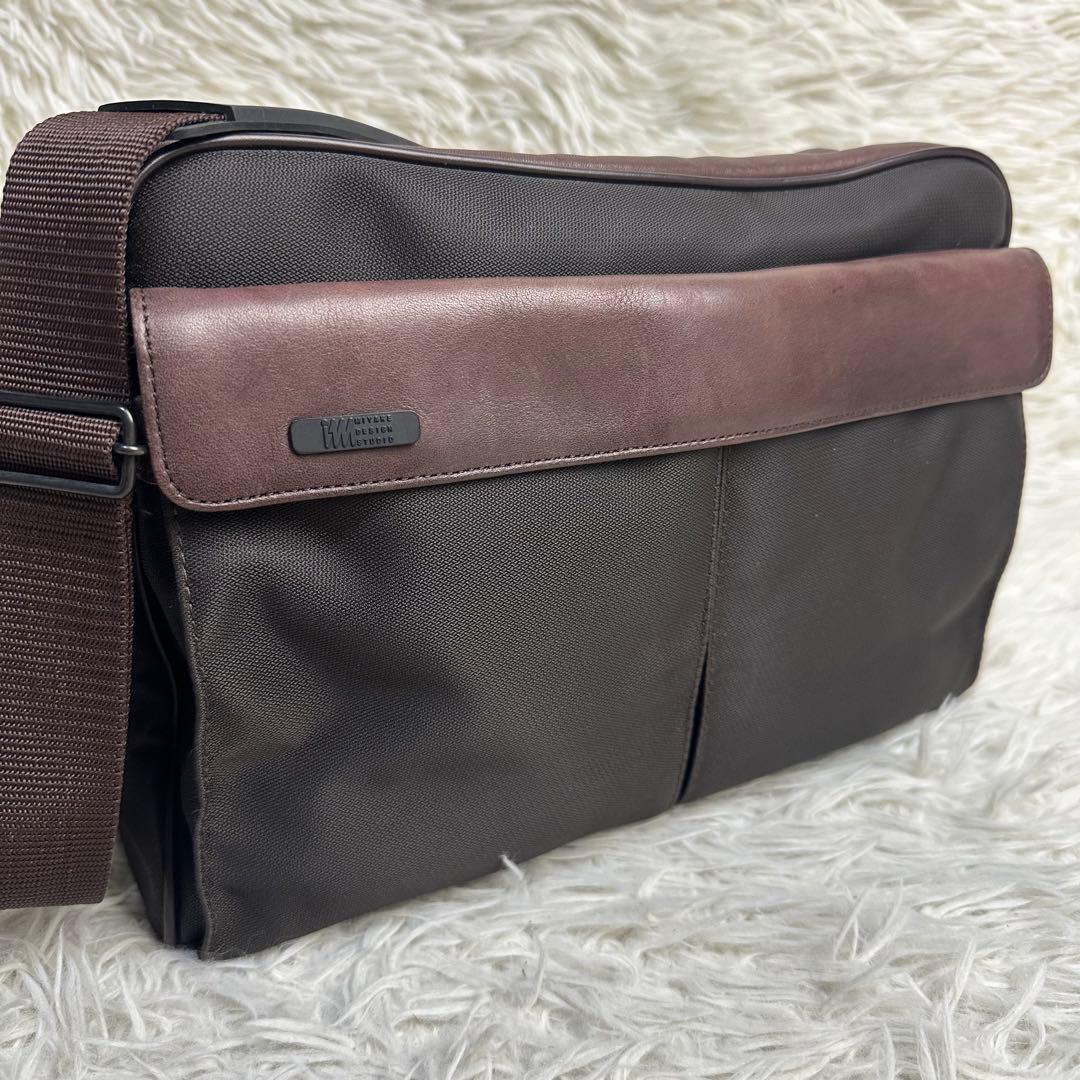 極美品 イッセイミヤケ メッセンジャーバッグ カメラバッグ ナイロン レザー