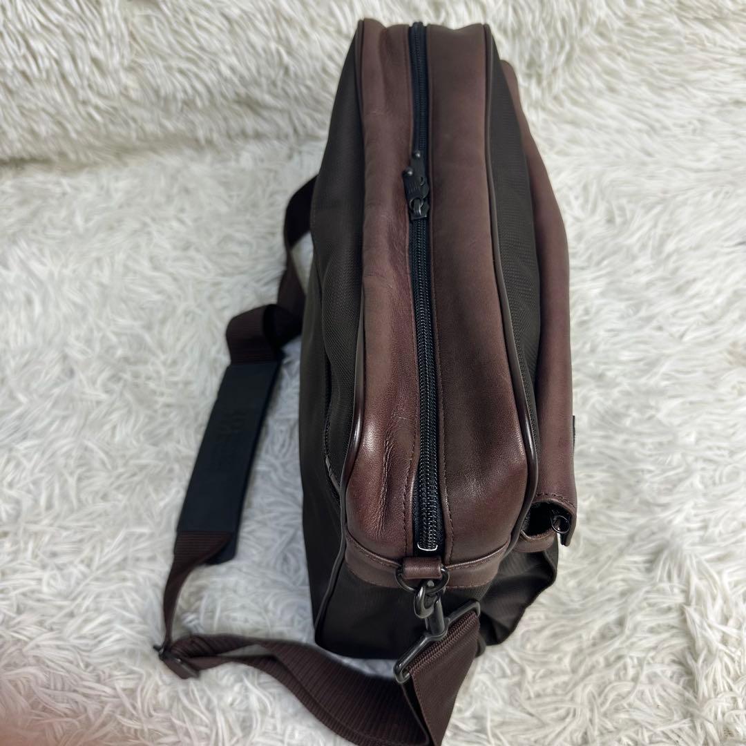 極美品 イッセイミヤケ メッセンジャーバッグ カメラバッグ ナイロン レザー