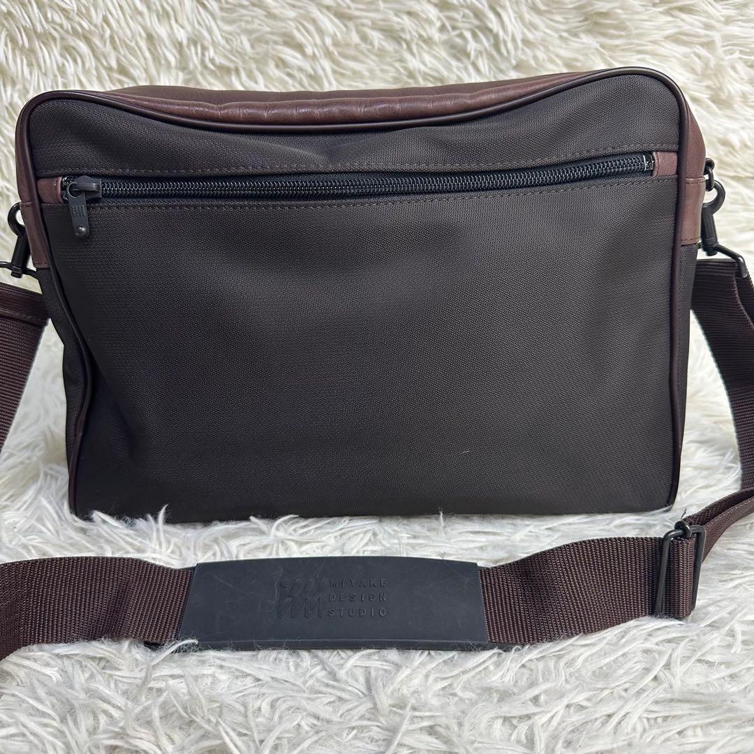 極美品 イッセイミヤケ メッセンジャーバッグ カメラバッグ ナイロン レザー