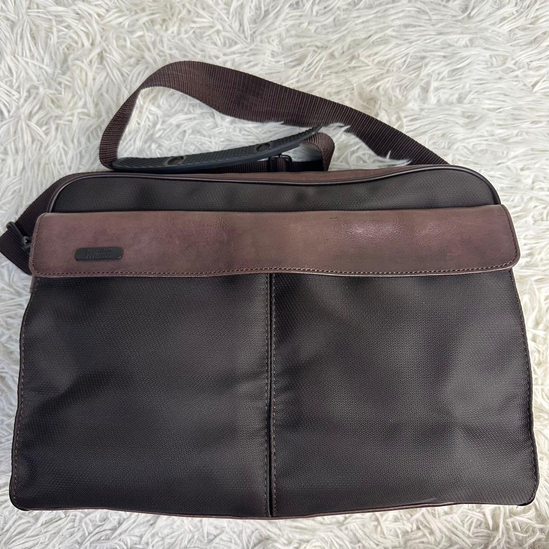 極美品 イッセイミヤケ メッセンジャーバッグ カメラバッグ ナイロン レザー
