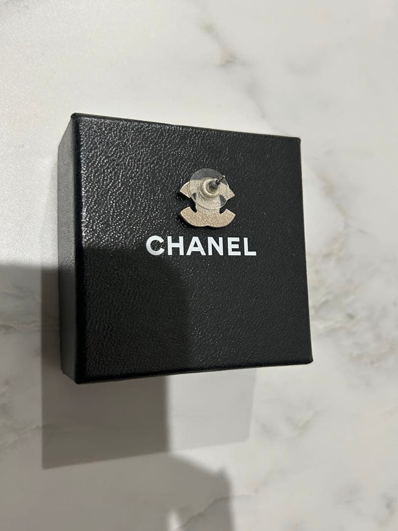 CHANEL シルバー ロゴデザイン ピアス片耳のみ