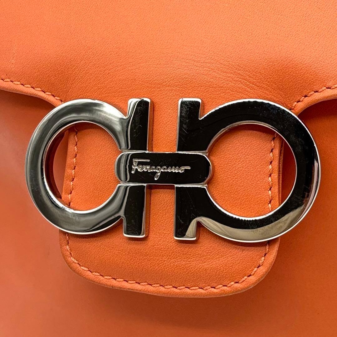【美品】フェラガモ ミニリュック ダブルガンチーニ オレンジ レザー ロゴ刻印