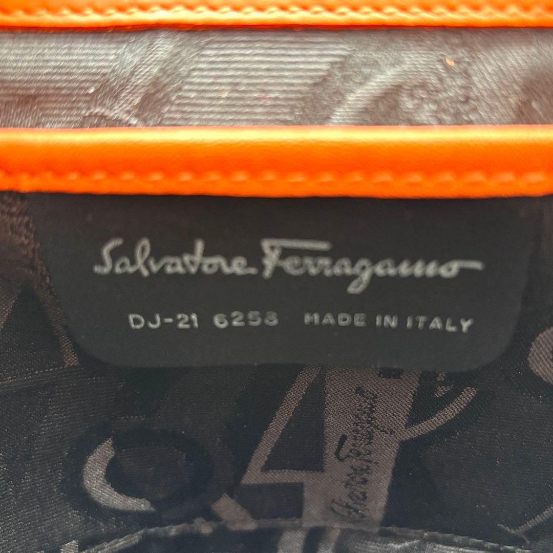 【美品】フェラガモ ミニリュック ダブルガンチーニ オレンジ レザー ロゴ刻印