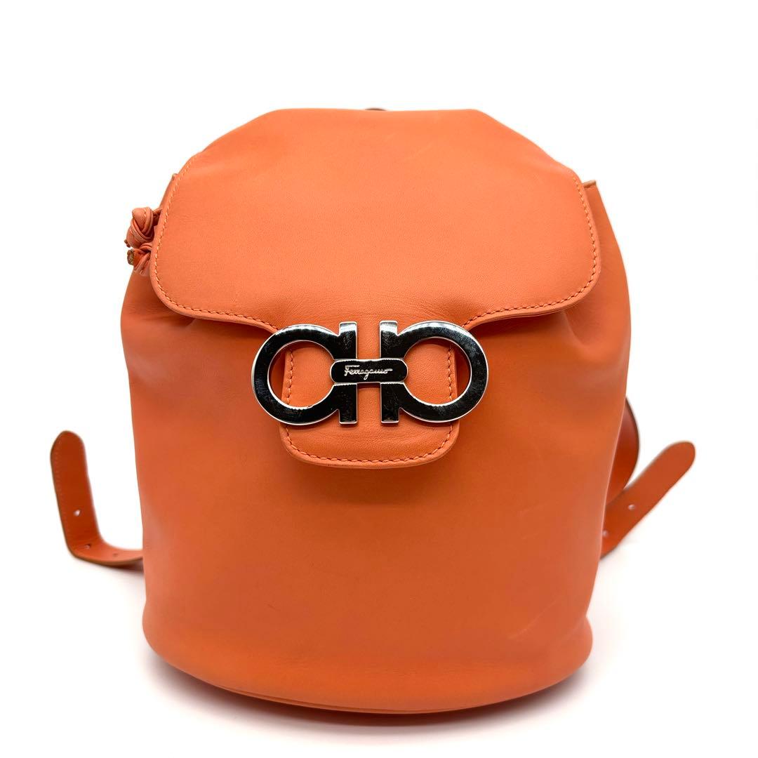 【美品】フェラガモ ミニリュック ダブルガンチーニ オレンジ レザー ロゴ刻印