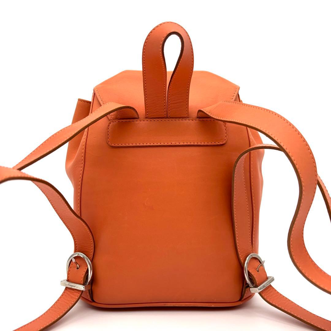 【美品】フェラガモ ミニリュック ダブルガンチーニ オレンジ レザー ロゴ刻印