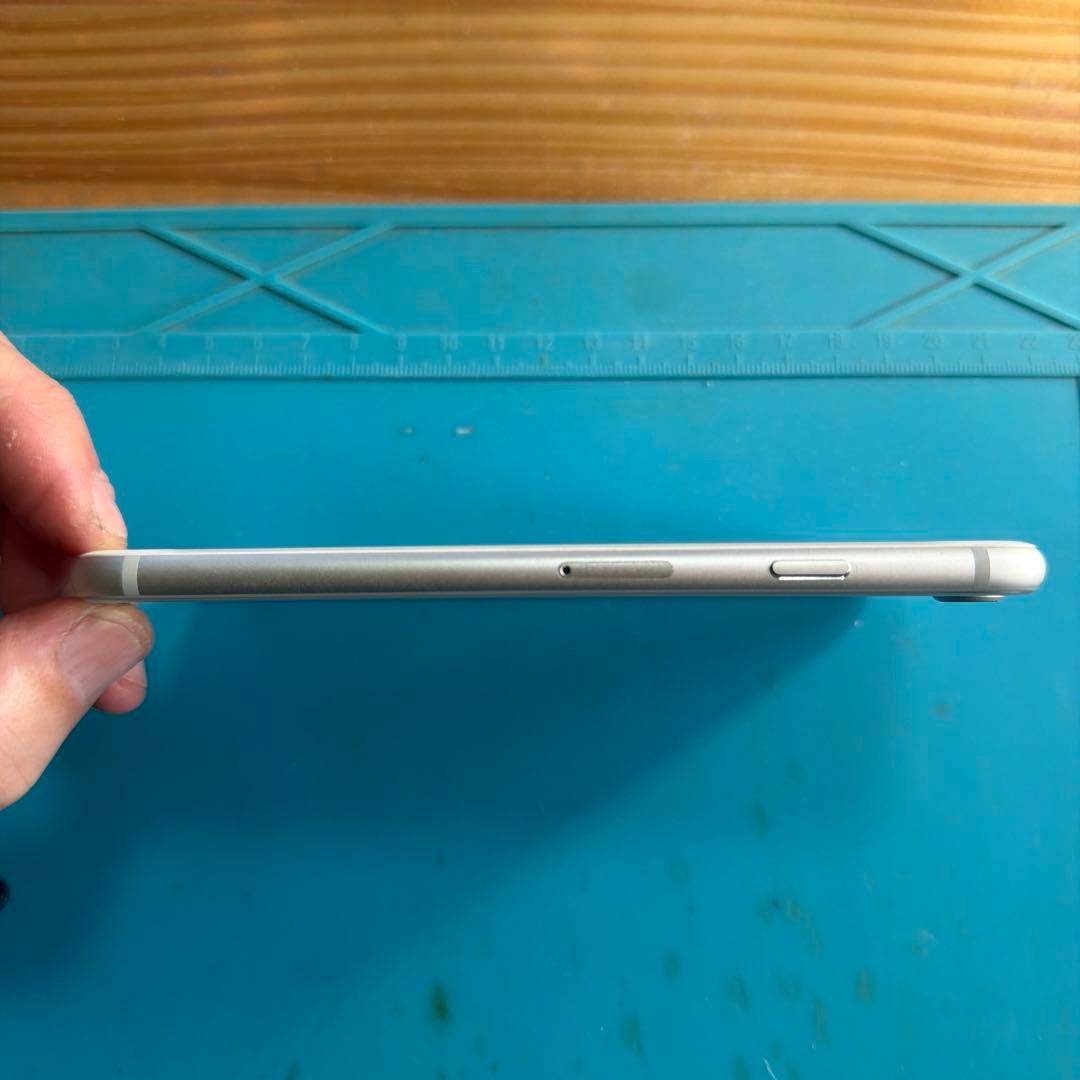 iPhone8 64G シルバー SIMフリー バッテリー100%