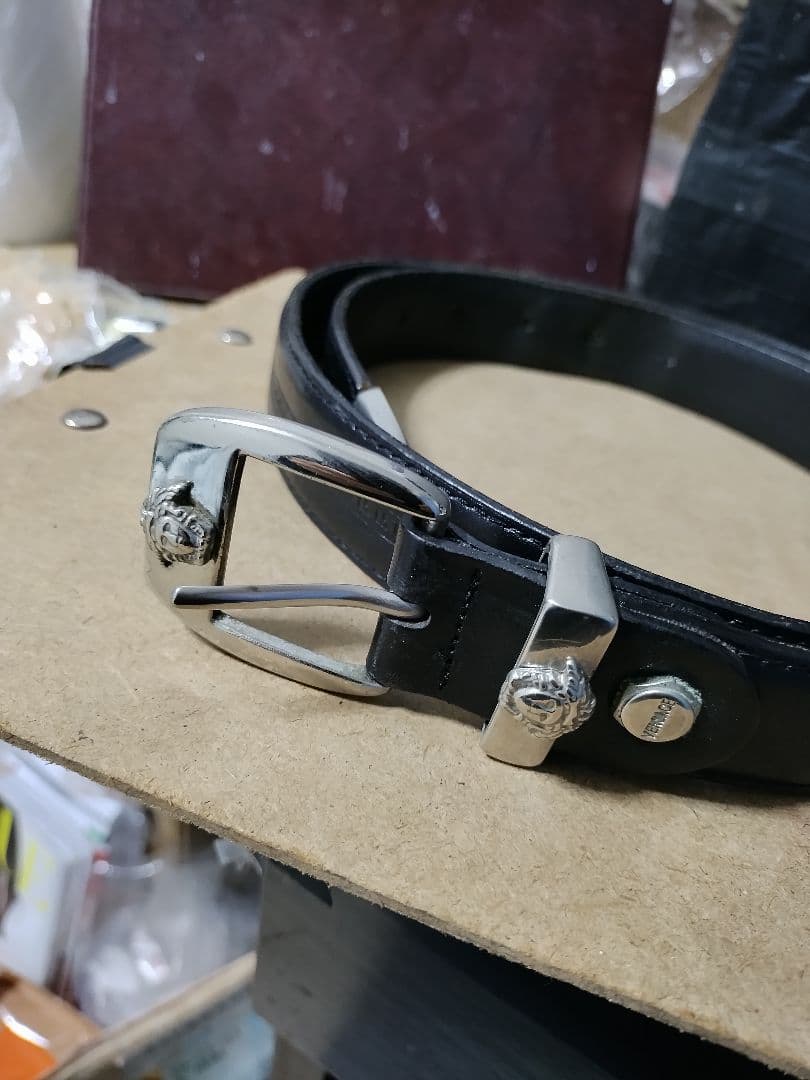 VERSACEベルサーチ 立体メデューサ本革レザーベルト イタリア製 高級感あり