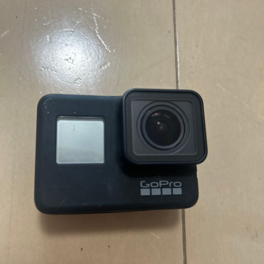 GoPro Hero7 本体と充電ケーブル