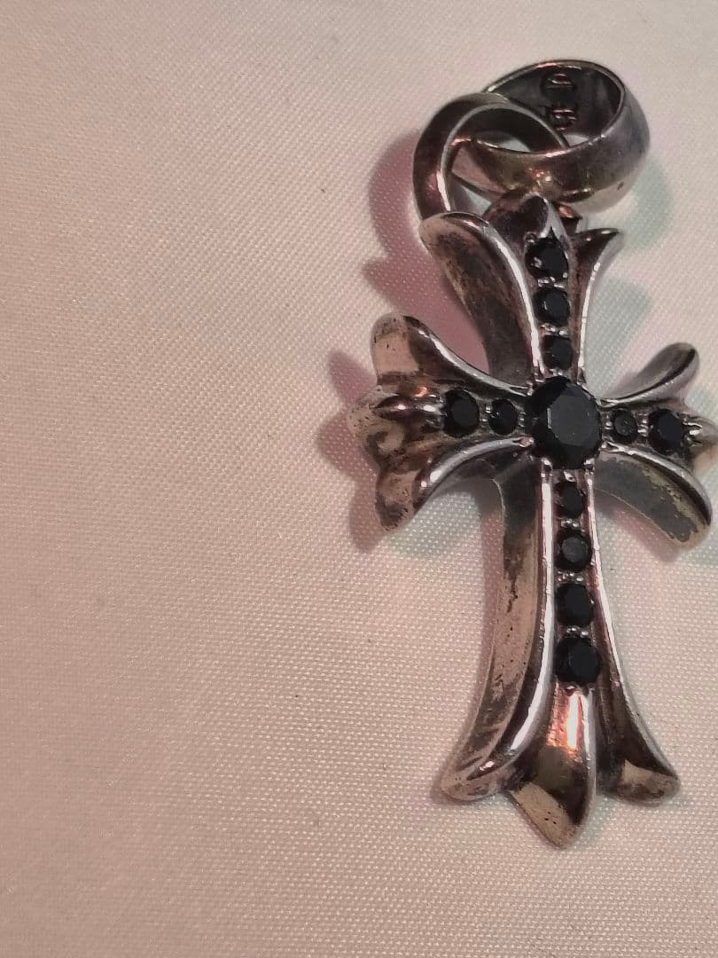 クロムハーツ スモール クロス ベイル付き ブラックダイヤ パヴェ