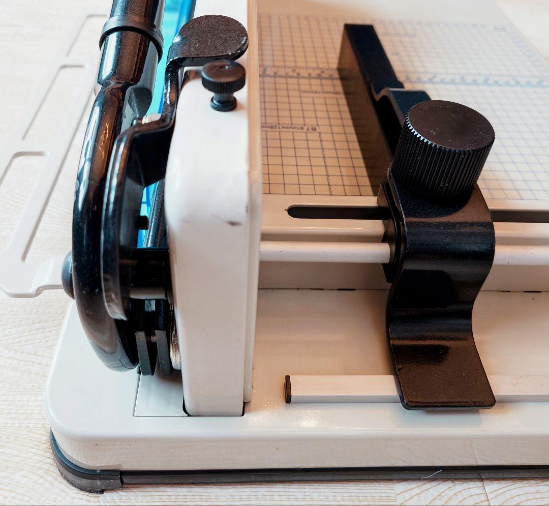 裁断機 A4対応 ペーパーカッター 業務用