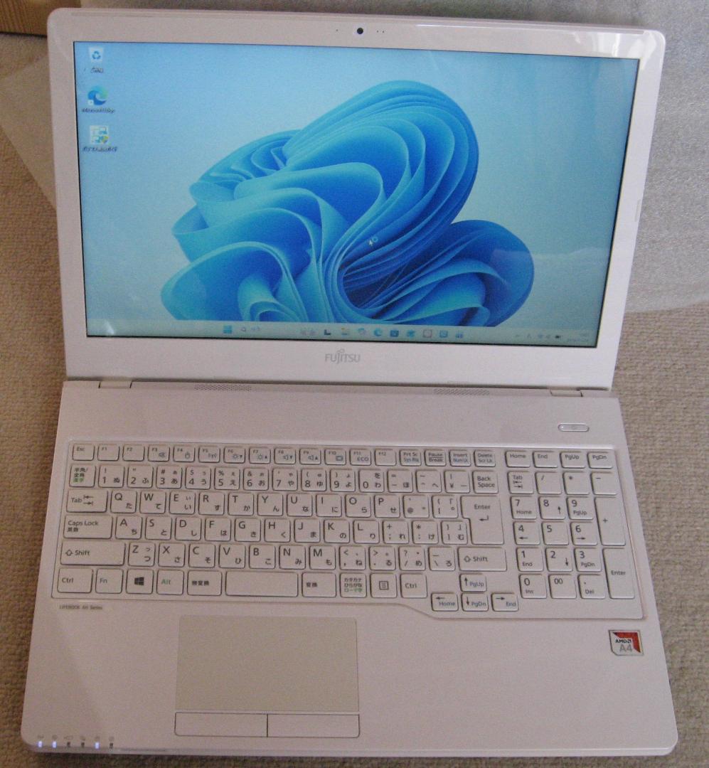 富士通　15.6型ノートパソコン　アーバンホワイトSSD256GB メモリ８GB