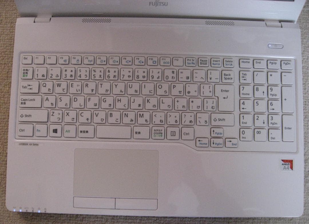 富士通　15.6型ノートパソコン　アーバンホワイトSSD256GB メモリ８GB