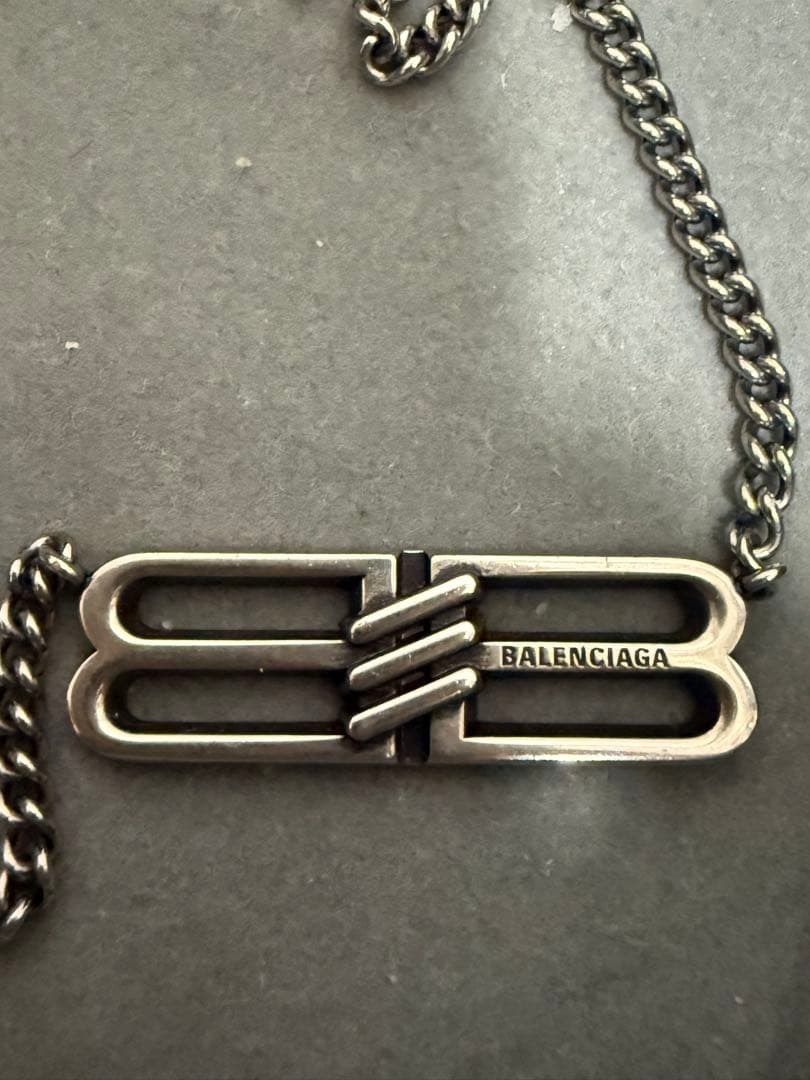 上腕二頭筋 BALENCIAGA BBネックレス