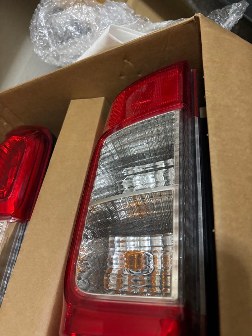 キャラバン　NV 350 純正テールランプ　　　左右　送料サービス￼