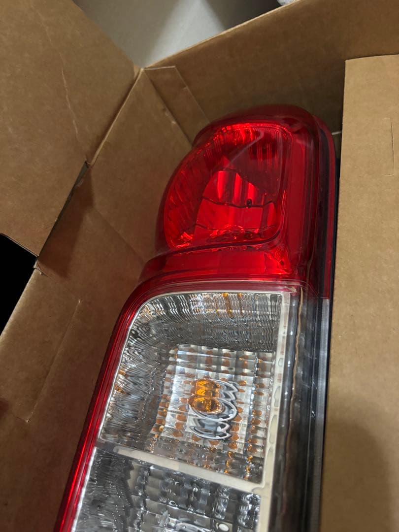 キャラバン　NV 350 純正テールランプ　　　左右　送料サービス￼