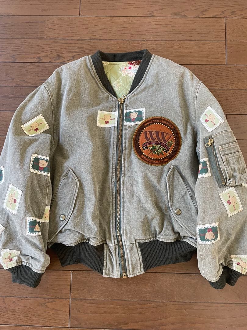 ワンダフルワールド　雛菊熊ゼッケン付きジャンパー　カーキ