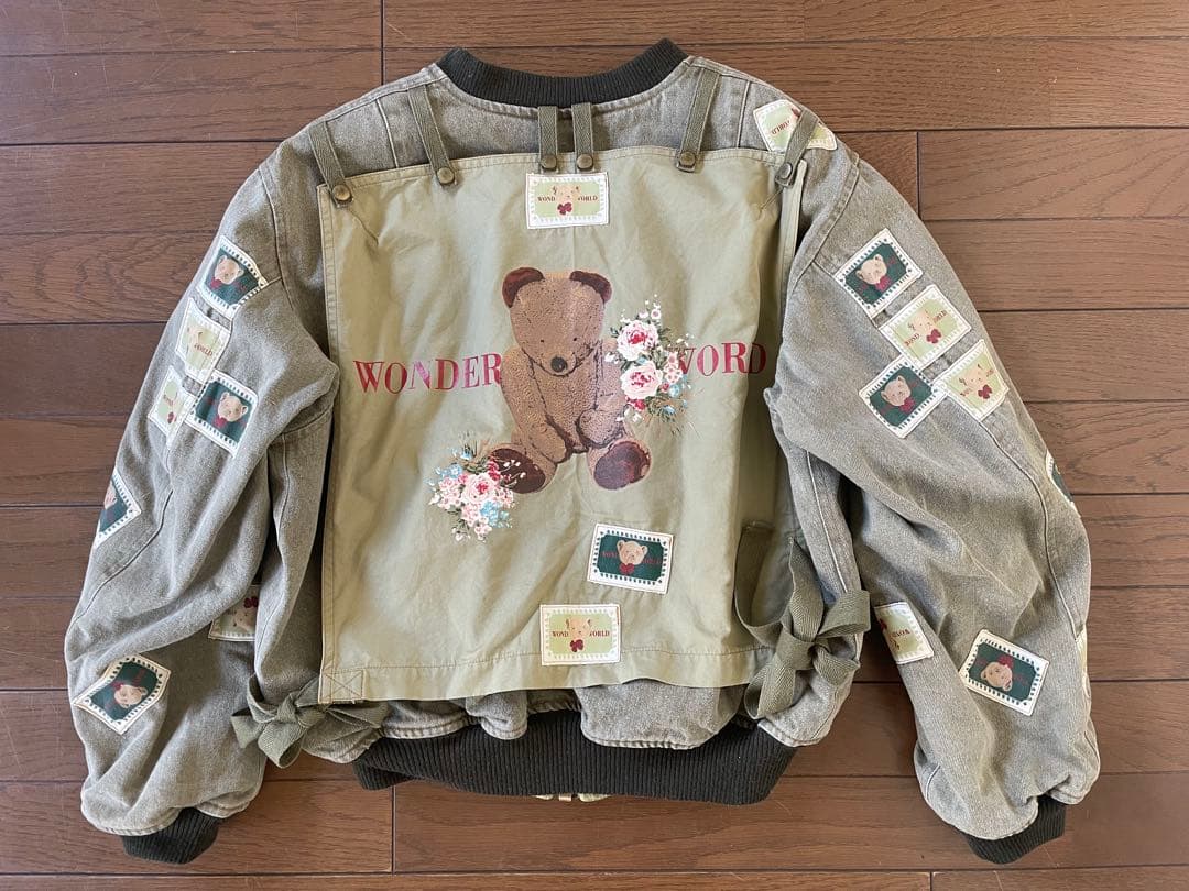 ワンダフルワールド　雛菊熊ゼッケン付きジャンパー　カーキ