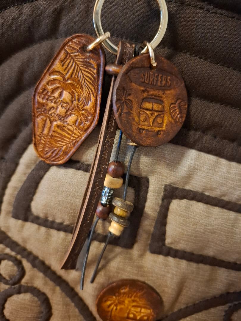 ハワイアンキルト　大きめ横長　バッグ　フロント　バス　2WAY　革タグチャーム付