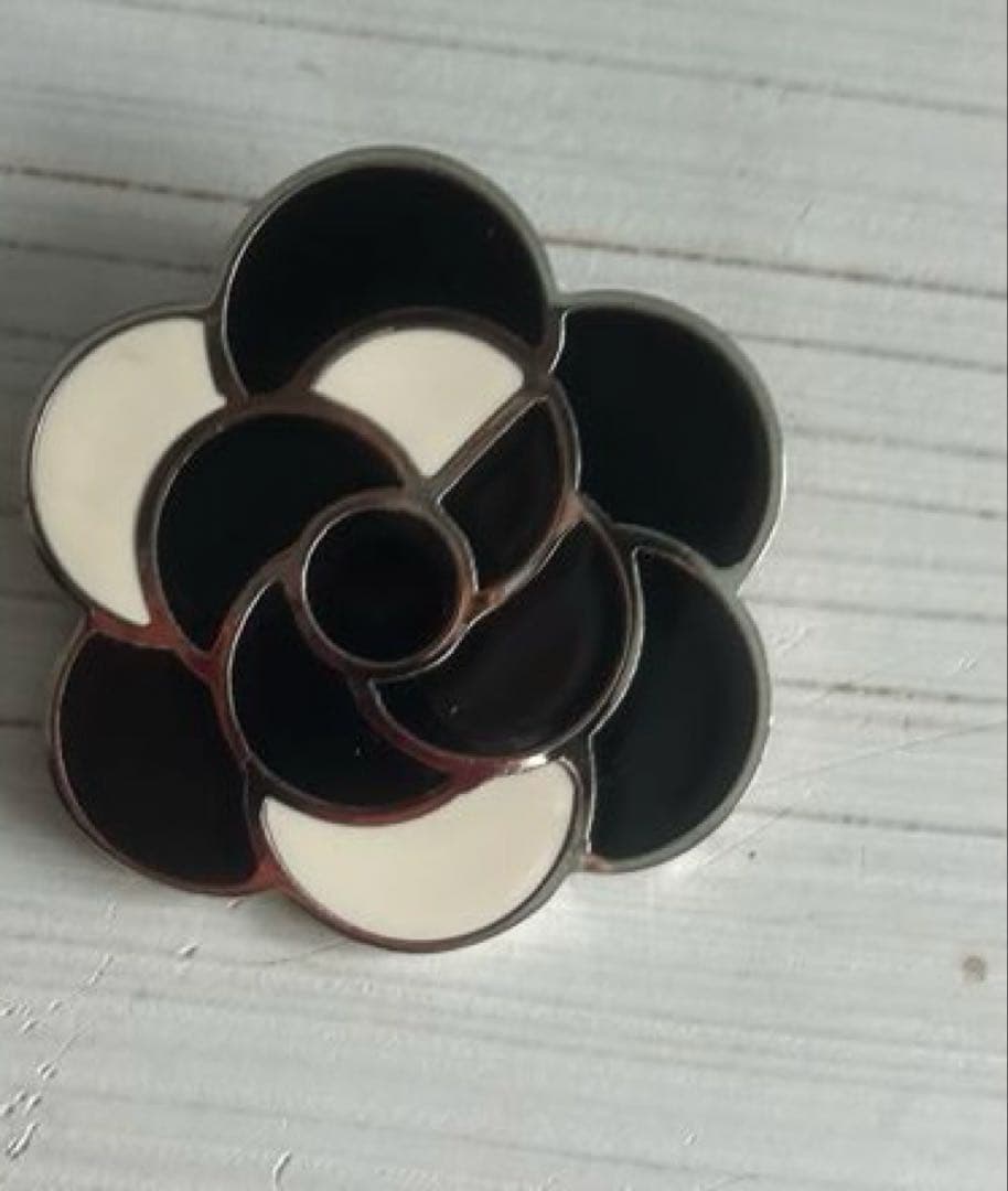 中古　美品　CHANEL シャネル　黒　白　カメリア　ブローチ