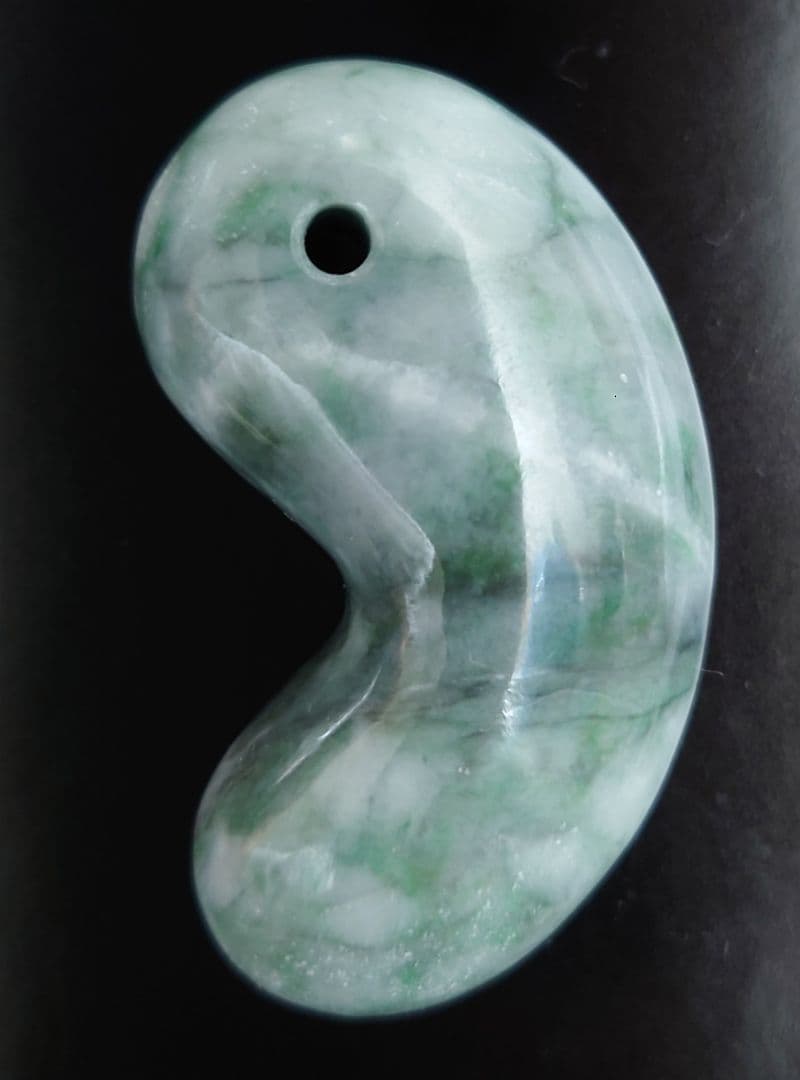 【サモハン】糸魚川翡翠　勾玉　超特大