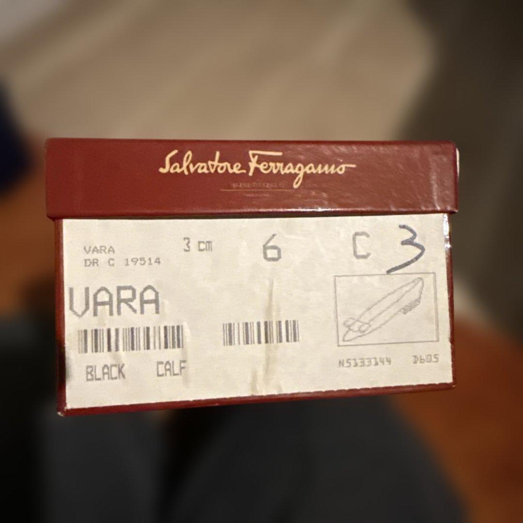 Salvatore Ferragamo Vara ブラック 7サイズ