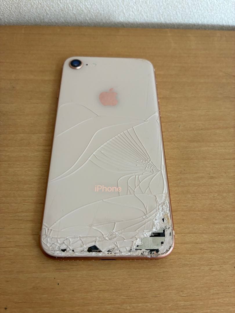 iPhone 8 ゴールド 背面ひび割れあり