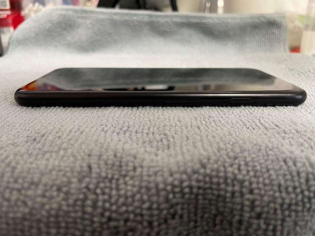 SIMフリー iPhoneSE 第ニ世代 64GB BT88%