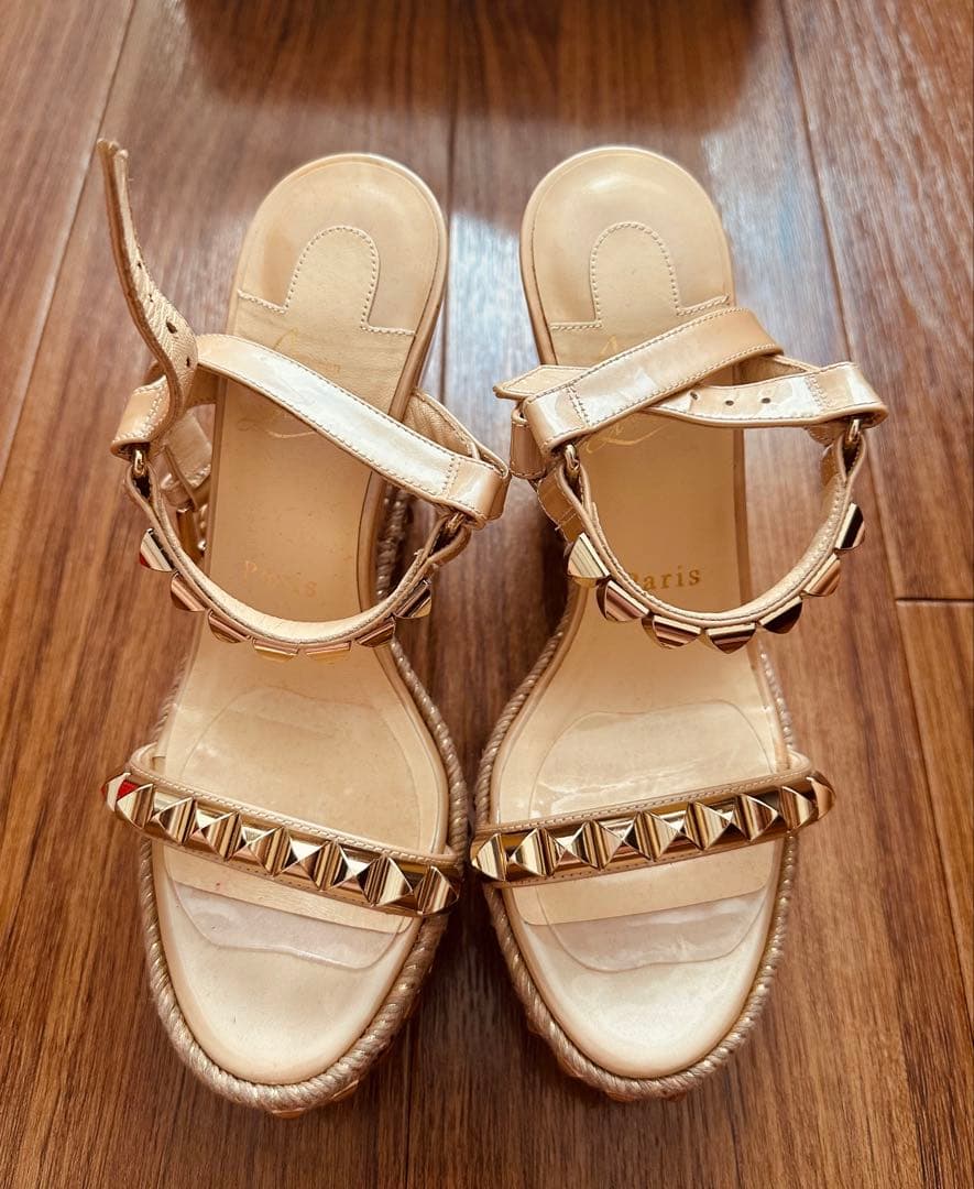 n*n　ルブタン　ベージュエナメルサンダル