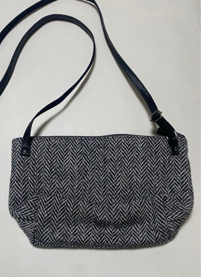 本日限定価格【未使用】ファミリア　 ポシェット　ショルダーバッグ　舟形