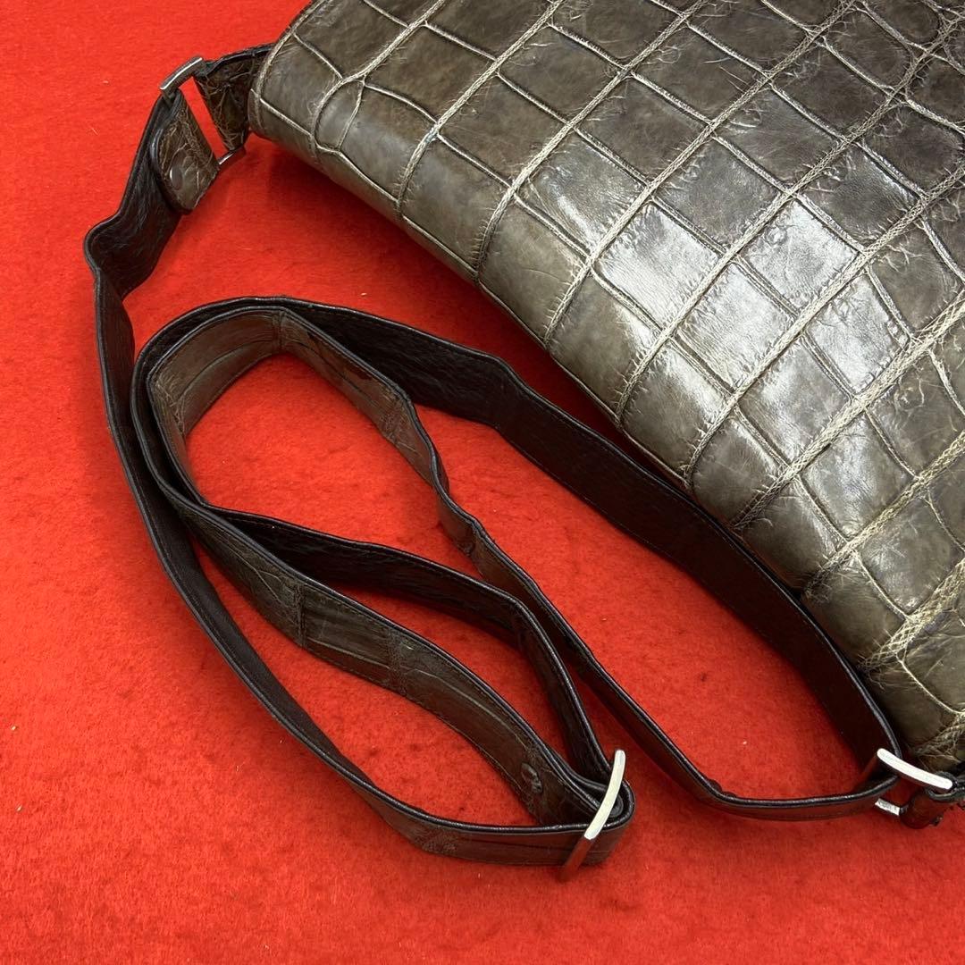 リアル　マットクロコダイル メッセンジャーバッグ 斜め掛け可能　レザー カーキ
