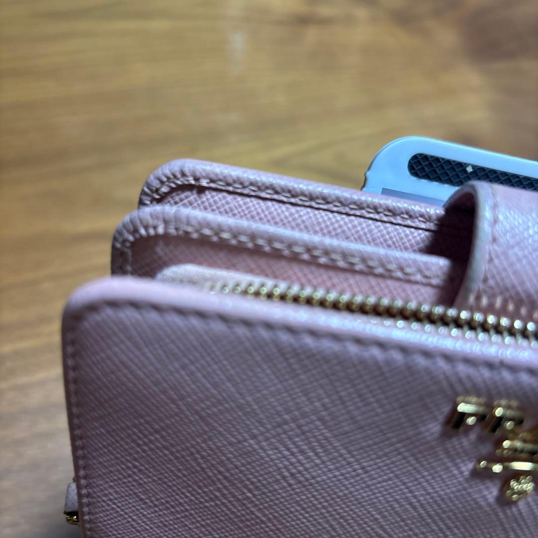 プラダサフィアーノレザー二つ折り財布ピンク