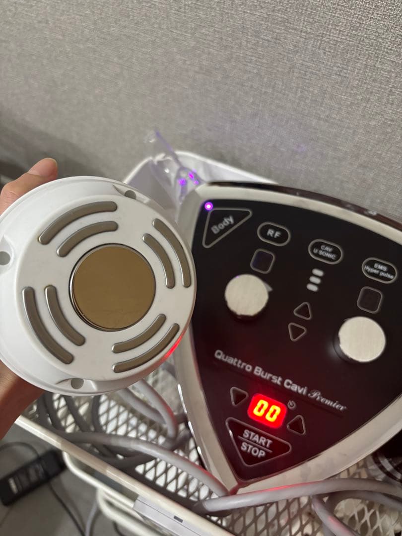 【kyhm】クワトロバーストキャビプレミア　美顔器　キャビテーション