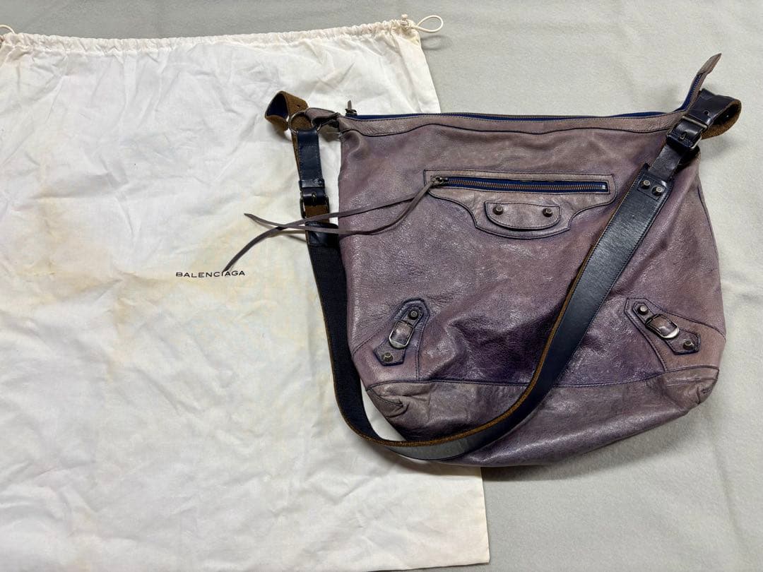 BALENCIAGA メッセンジャーバッグ。ショルダーバッグ。