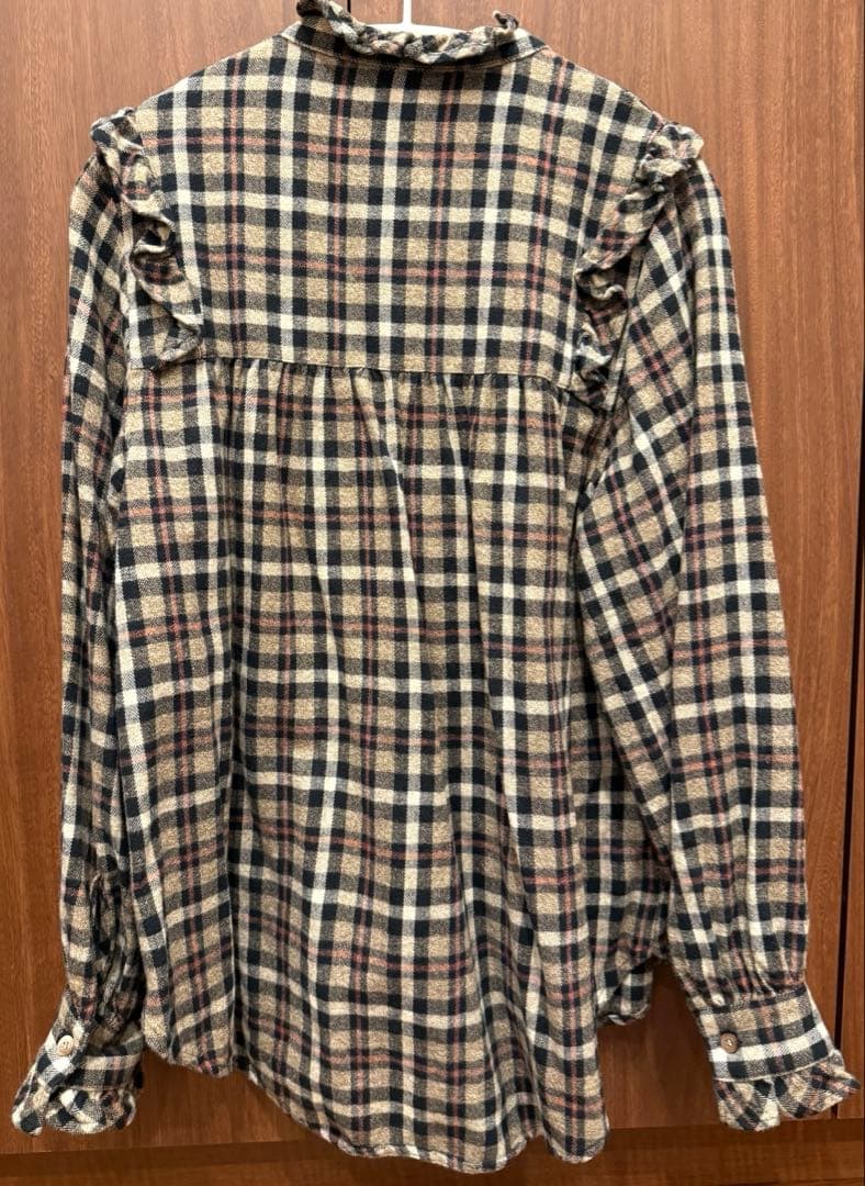 ハグオーワー ネルチェックフリル スタンドカラーブラウス