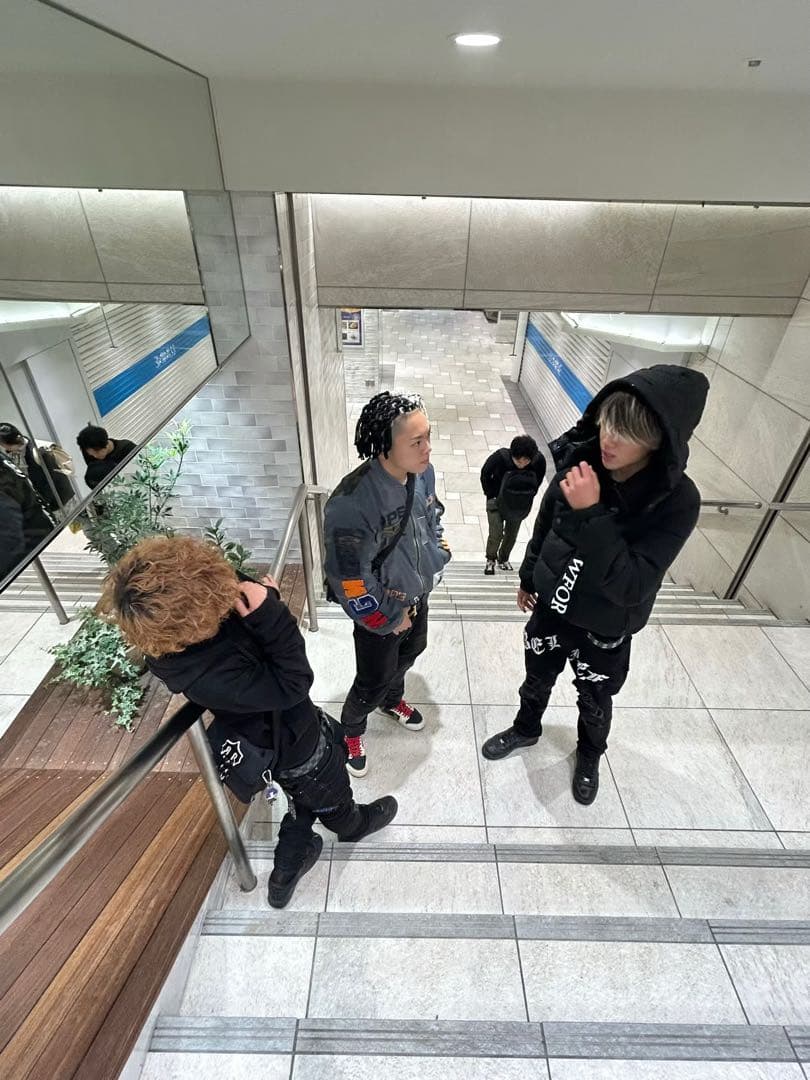 KSUBI ブラック スリムフィット デニムパンツ