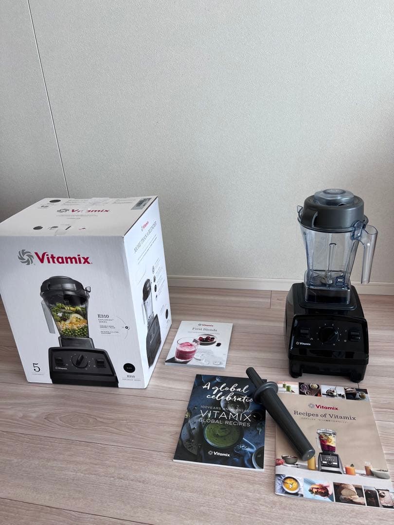 Vitamix 高性能ブレンダー 本体とレシピ本付き／ほぼ新品／送料込み