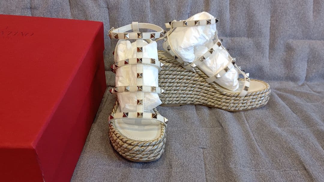 ヴァレンティノ今季完売ロックスタッズサンダル