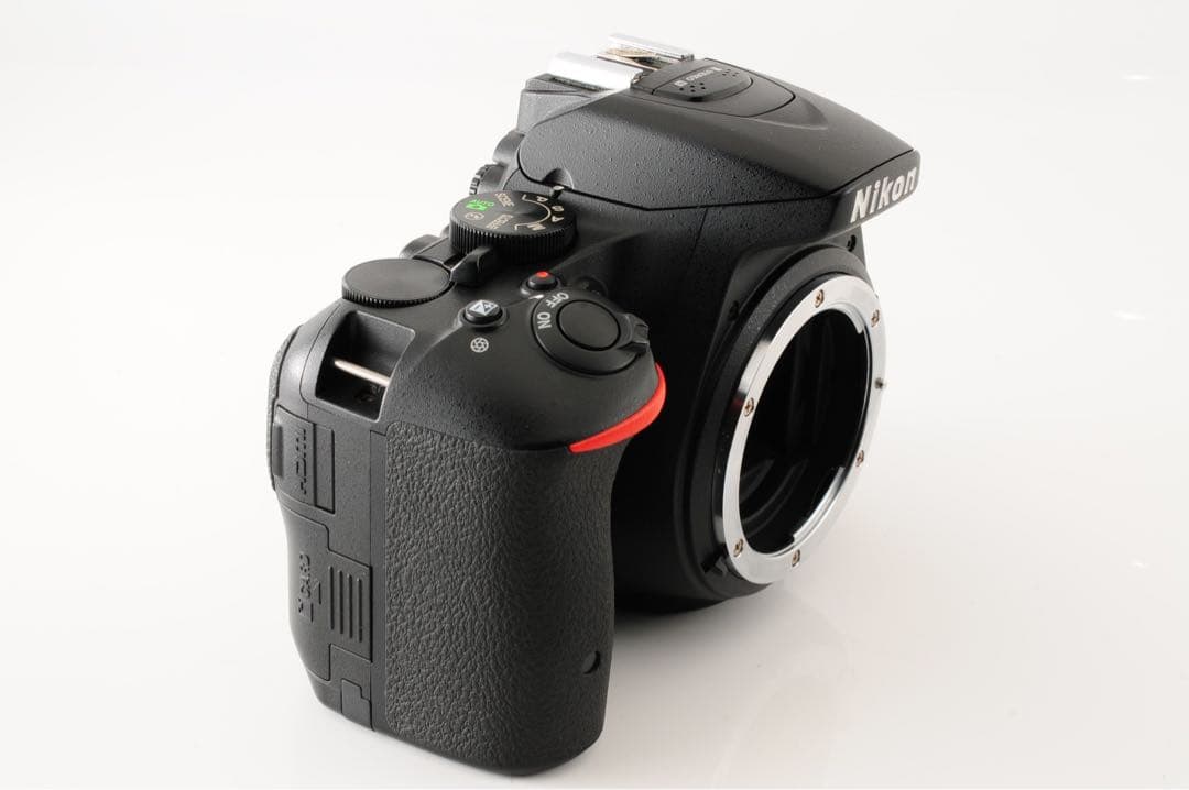 【美品・SC:8,443回】 ニコン Nikon D5500 18-140mm