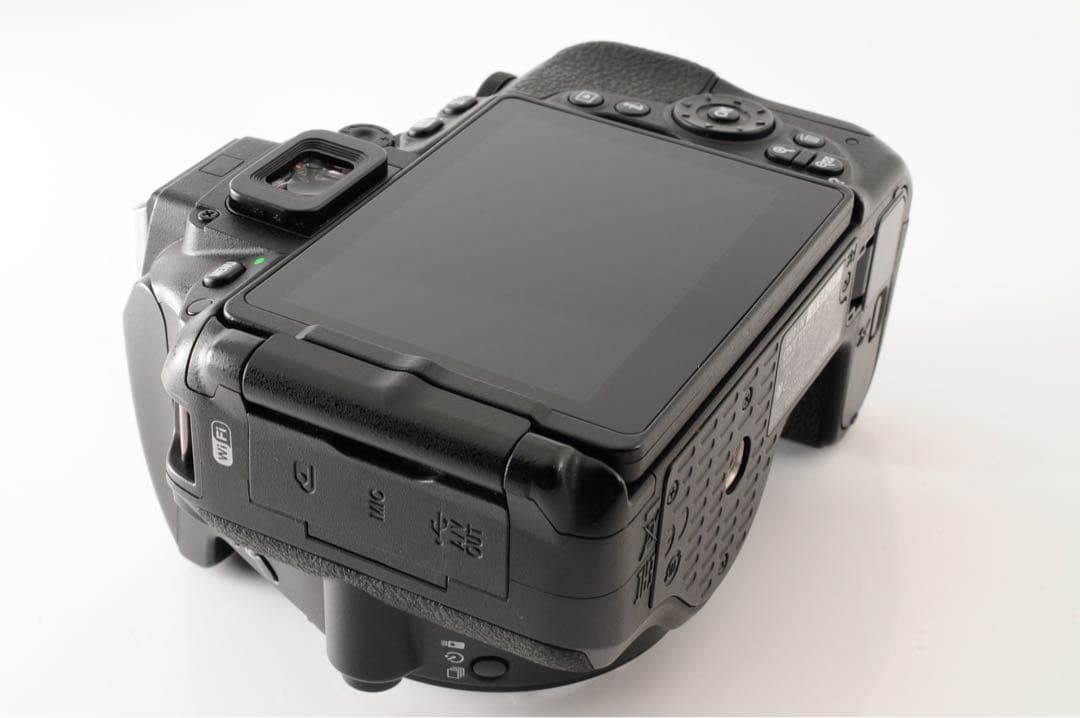 【美品・SC:8,443回】 ニコン Nikon D5500 18-140mm