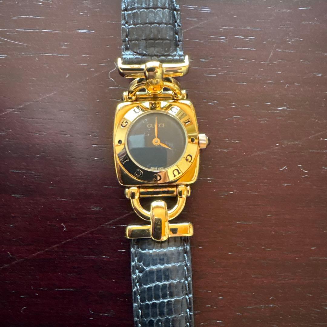 グッチ　腕時計　黒✖️ゴールド