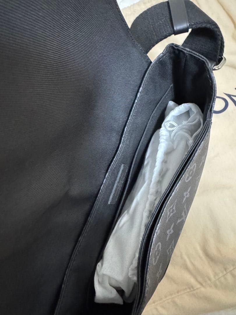 Louis Vuitton ブラックメッセンジャーバッグ『週末三日間限定セール』