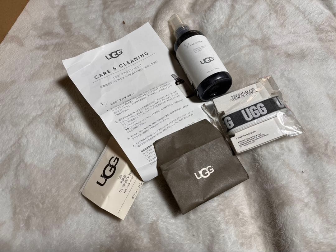 UGG グレー リボン付き ムートンブーツ　ケアプロテクターと替えリボン付き