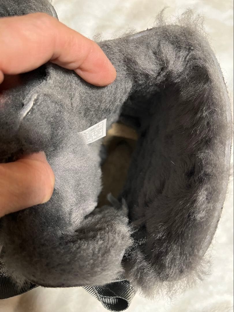 UGG グレー リボン付き ムートンブーツ　ケアプロテクターと替えリボン付き