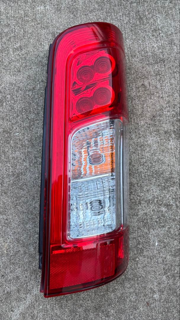 キャラバン nv350 後期型 純正リアテール 左右セット