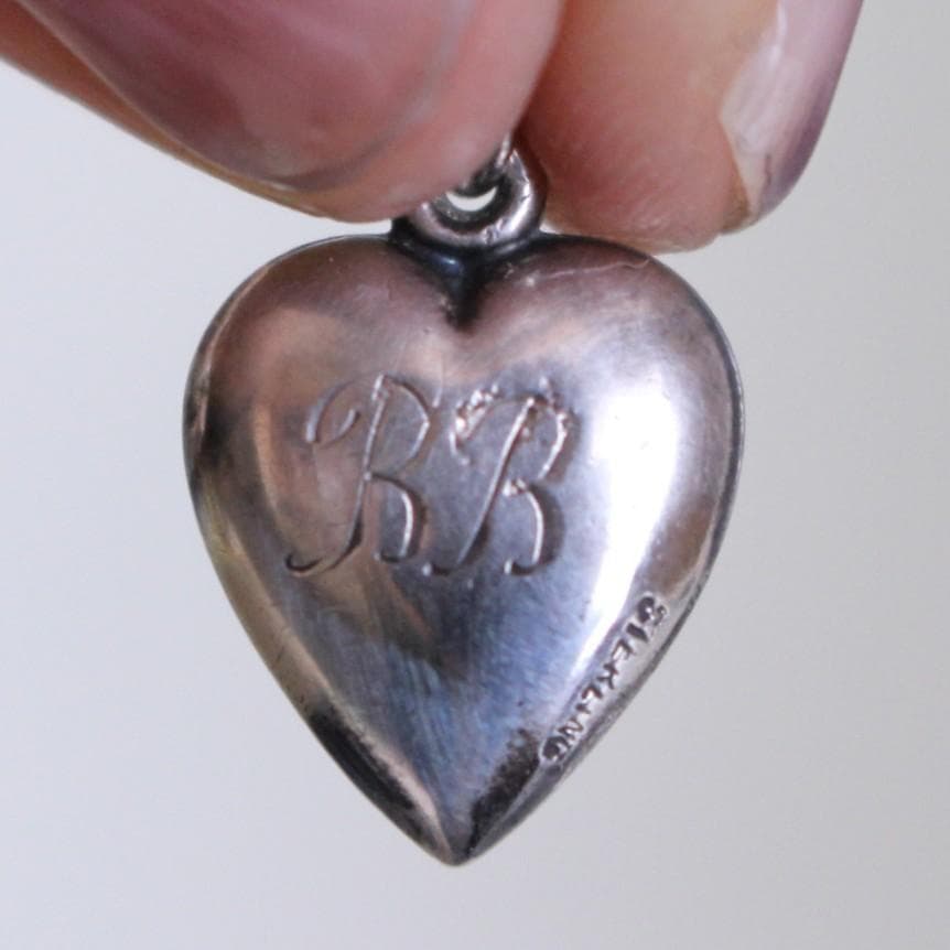 30s　スウィートハートジュエリー　波　スクロール　アールデコ　NAVY 古着に