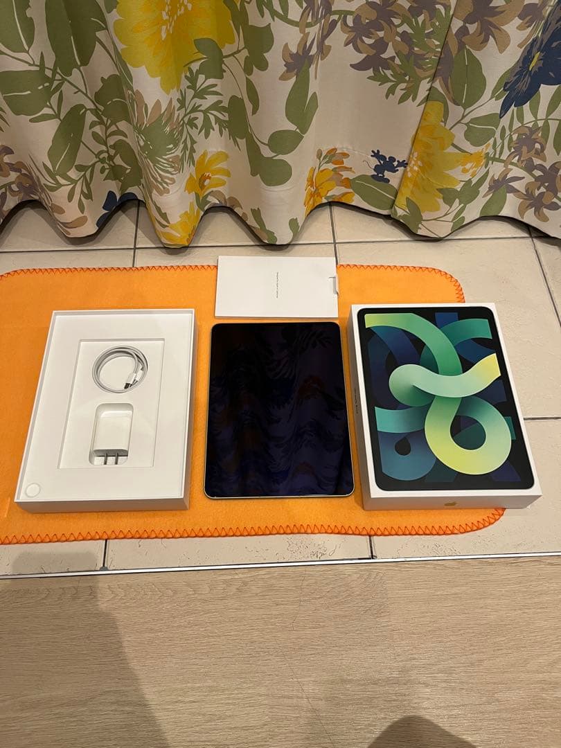 iPad本体 iPad Air 4 64GB Wi-Fi + Cellular 10.9